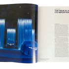 Text: "CHAPTER 1: THE NEUE KLASSE AND ITS IMPORTANCE FOR THE BMW GROUP." Drei Autos sind in blauem Licht verhüllt.