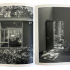 Links "104", rechts "105". Zwei Schwarz-Weiß-Fotos eines modernen Hauses mit großen Fenstern und einer offenen Tür.
