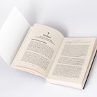 „Widder“, „Superkraft: Furchtlosigkeit“. Offenes Buch mit Text über die Eigenschaften des Sternzeichens Widder.