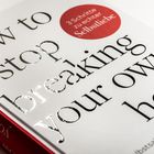 "how to stop breaking your own heart", roter Kreis: "3 Schritte zu echter Selbstliebe". Nahaufnahme von Buchcover.