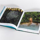 Links: "Tau" unter einem Spinnennetz mit Tautropfen. Rechts: "Reh" über einem trinkenden Reh am Wasser.