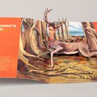 "Der Verwundete Hirsch" steht links auf orangefarbenem Hintergrund. Rechts ist ein Pop-up mit einem Hirsch mit Pfeilen im Körper.