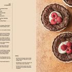 "Schoko-Dessert für 5 Personen" steht links. Rechts sind drei Schoko-Desserts mit Himbeeren auf einem Teller.