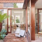 „Wunderbar wohnlich. Haus No. 8 in Belfast.“ Moderne Innenarchitektur mit großen Glasfronten, Pflanzen, gemütlichen Möbeln.