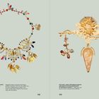 Links: Halskette mit opalfarbenen Federn und Edelsteinen. Rechts: Schmuckstück mit Frauengestalt, aus Gold und Elfenbein.