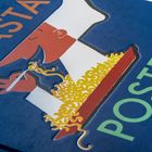 "PASTA POSTER" steht auf einem blauen Hintergrund. Eine Illustration zeigt einen Koch mit weißer Mütze, der Nudeln isst.