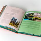 Seite 170: "Raffinesse und Eleganz". Seite 171 zeigt Fotos eines Gartens mit einem Teich und Kirschblüten.