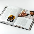 Eine Buchseite mit Text über "Mulholland Drive", darunter ein Filmposter und ein Foto von zwei diskutierenden Personen.