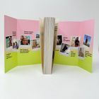 Texte: „Immer wieder. Immer mehr.“, „Genug war unmöglich.“ Fotos von Menschen. Buch in der Mitte steht aufrecht.