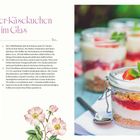 "Erdbeer-Käsekuchen im Glas" steht über einem Rezept für 4 Gläser. Bild zeigt Desserts in Gläsern mit Erdbeeren und Minze.