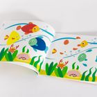 Illustration eines bunten Unterwasserszenarios mit lächelnden Fischen, Krabben und Pflanzen.