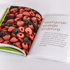 Text: "Verjüngungsstrategie Ernährung." Bild von Himbeeren und Brombeeren auf der linken Seite.