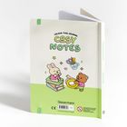 "Cosy Notes" in großen Buchstaben. Illustration: Ein Hase und ein Bär spielen fröhlich mit Schreibutensilien.