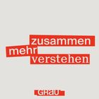 Links steht "Kapitel zwei" in roter Schrift. Rechts oben "Die Freiheit des Scheinwerferlichts". Ein Mann hält ein Mikrofon.