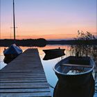 6 2027, Montag bis Sonntag. Tage: 1-30. Bootssteg mit Booten bei Sonnenuntergang, ruhiges Wasser und klare Himmel.