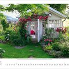 Kalender unten 6. Monat, 1 bis 30. Kleines Gartenhaus mit Rosenblüten umrankt im Grünen, offenstehende Glastür.