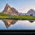 6, 2023. Kalendertage für Juni. Eindrucksvolle Berglandschaft, grüne Wiesen, Spiegelung in klarem Wasser, ruhige Atmosphäre.