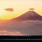 Kalenderblatt "Juni 2021". Der Fuji in Japan bei Sonnenuntergang, umgeben von Wolken.