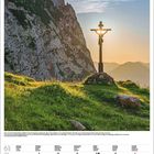 Kalenderseite mit Text: Kreuz auf der Dreitorspitze, Blick ins Karwendelgebirge, Region der Alpen, Deutschland. Darunter ein Foto mit Bergkulisse.