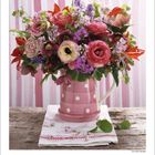 Kalenderseite für Juni 2027. Pink-weiß gepunkteter Krug mit buntem Blumenstrauß vor gestreiftem Hintergrund.