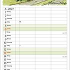 Kalender für Juni 2027. Illustration: Zwei Kühe auf einer Bank, eine sagt: „Eine App mit Sirenensignal...“ ländliche Szene.