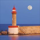 Kein Text vorhanden. Ein Leuchtturm mit rotem Dach an einem Pier, Mond am Himmel darüber, ruhiges Meer im Hintergrund.