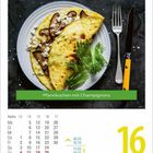 "Pfannkuchen mit Champignons." Kalenderseite: 16. April, Freitag. Pfannkuchen mit Pilzen und Salat auf Teller.