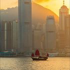 Kalenderseite mit Tagen von 1 bis 30. Hochhäuser vor Sonnenuntergang, rotes Segelboot auf dem Wasser.