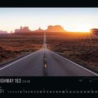 "Highway 163, 104 KM, Juni 2017." Eine lange Straße führt in die Wüste, Sonnenaufgang über fernen Tafelbergen.