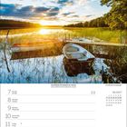 Kalender: Woche 7.-13. Juni 2027. See bei Motala, Schweden. Boote im Wasser bei Sonnenuntergang, umgeben von Schilf.