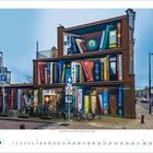 Fassade mit riesigen Büchern: "Sapiens", "Der Meister und Margarita", und ein Globus. Fahrräder davor.