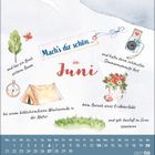 "Mach's dir schön ... im Juni." Illustrationen von Baum, Zelt, Kamera, Erdbeeren und Gras. Juni-Kalender mit Wochenenden.