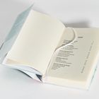 Ein geöffnetes Buch zeigt das Inhaltsverzeichnis mit Titeln und Seitenzahlen. Ein Lesezeichen liegt zwischen den Seiten.