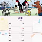 Kalender für April 2027. Zwei Pinguine und Tiere am Tisch. "Der Spargel ist holzig!", "Dann nehm ich den auch!"