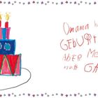 Text in roter Kinderhandschrift: "Omama hat einen hohen Geburtstag aber meiner ist noch ganz tief".   
Illustration: bunte, mehrstufige Torte mit Kerzen.