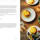 Ein Rezept beschreibt Frühlingskräutersalat mit Soufflés und Vinaigrette. Rechts Teller mit Salat, Soufflés und Blüten.