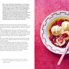 Titel: Erdbeerknödel. Ein Teller mit Knödeln, gefüllt mit Erdbeeren, serviert auf rotem Tuch.