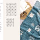 „VERTEILUNG“ – Erklärung der Gruppierung von Vierecken mit Tabellen. Rechts eine blaue Decke mit weißen Mustern, daneben Kaffee.