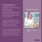 Text links beschreibt Chantal Miyagishima als kreativen Kopf von "Knitatude". Rechts ein Foto einer Frau mit lila Haaren und Hund.