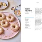 PARTY-DONUTS mit Vanilleglasur. Zutatenliste; Anleitung für Donuts in sechs Schritten. Links Donuts mit Glasur.
