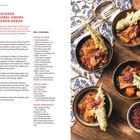 GARNELE MIT TOMATEN-AVOCADO-CONFIT AUF PIDE-CROSTINI. Kleine Baguettes mit Garnelen und Tomaten auf einem Teller angerichtet.