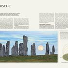 Text "PRÄHISTORISCHE RITUALE". Steinkreise bei Sonnenuntergang, ein Mond am Himmel. Diagramme und Skulptur bilden ergänzende Details.