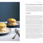 Titel "Tanne, Pfannkuchen & Pollen", Rezept für Tortenstapel. Links Teller mit Pfannkuchen und Honig, daneben Kännchen.