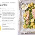 "Lachs mit Frühlingsgemüse", Rezept mit Angaben zur Zubereitung. Bild zeigt gebackenen Lachs, Kartoffeln und Erbsen auf Backpapier.