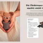 "Die Fledermaus will nachts nicht raus." Links: Person hält gestrickte Fledermaus. Rechts: Anleitung mit Zeichnung einer Fledermaus.