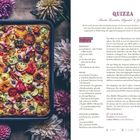 QUIZZA: Bunte Tomaten, Paprika & Zucchini. Details zum Rezept für den Teig und Belag. Buntes Gemüse auf Teig in einer Form.