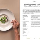 Kartoffelstampf mit Pfifferlingen, Klee und Buttermilchvinaigrette. Ein runder Teller mit dekorativ angerichtetem Essen. Eine Hand hält einen Löffel.