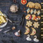 Texte: "Fruit-'n'-Spice-Keks" und Zutaten wie "200g Mehl", "100g Nüsse". Verschiedene Kekse auf Gitternetz.