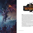 Logo: TOTAL WAR WARHAMMER III. Links epische Fantasyszene mit Kriegern, Magie und Fabelwesen. Rechts Textpassage.