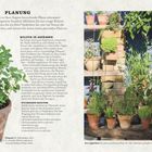 Links Text über die Planung von Kräutern in Töpfen. Rechts Töpfe mit verschiedenen Pflanzen auf einem Regal.